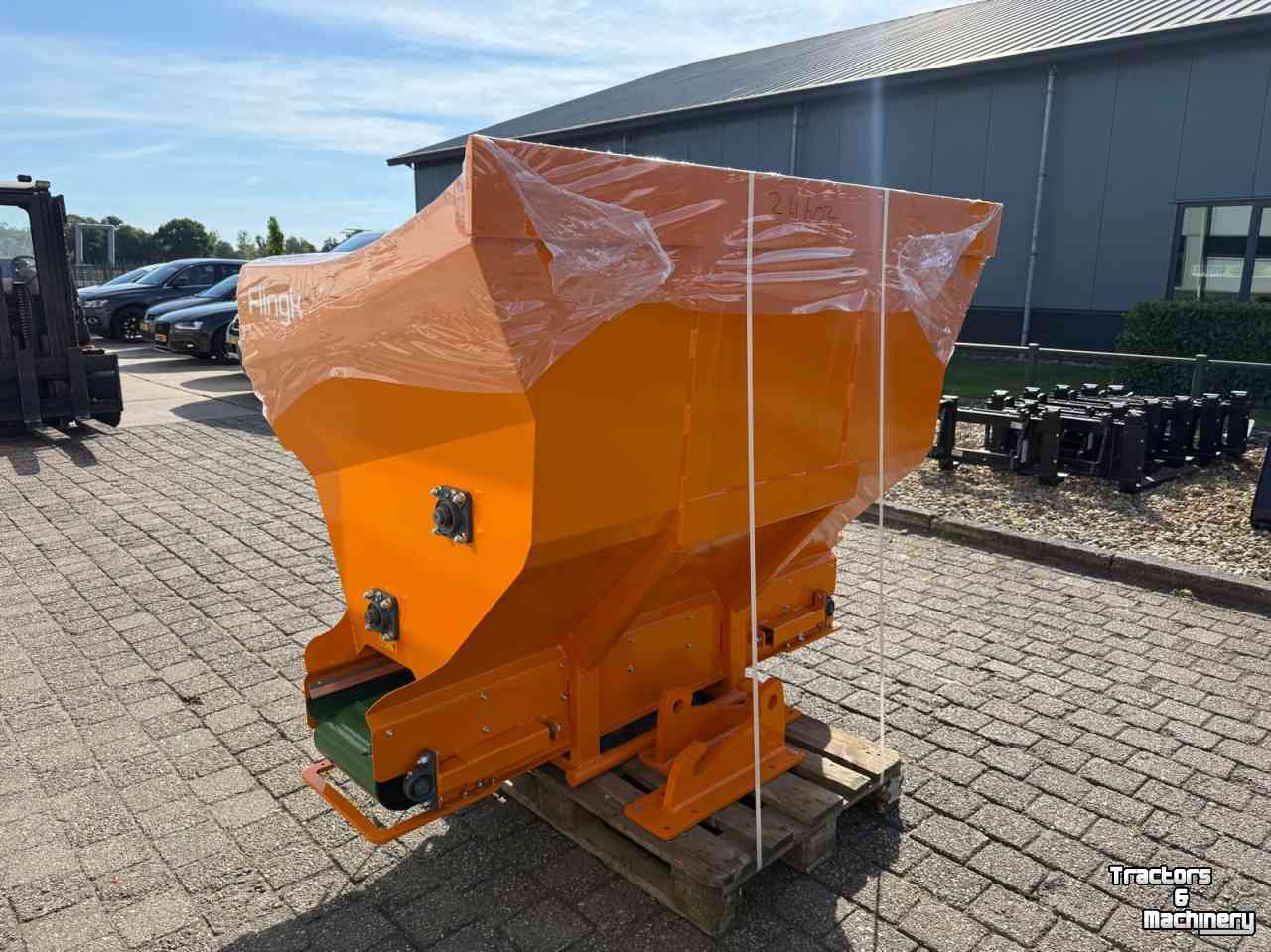 Sawdust spreader for boxes Flingk KSS1500