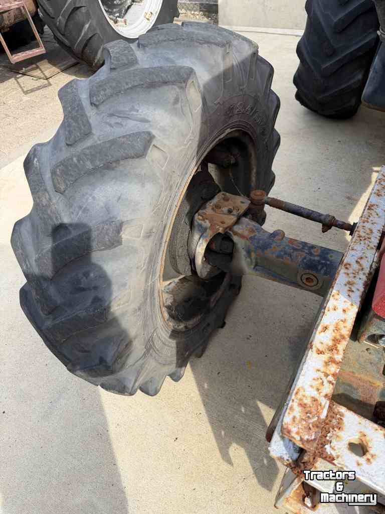 Wheels, Tyres, Rims & Dual spacers Case-IH set banden 12.4-24 op velg