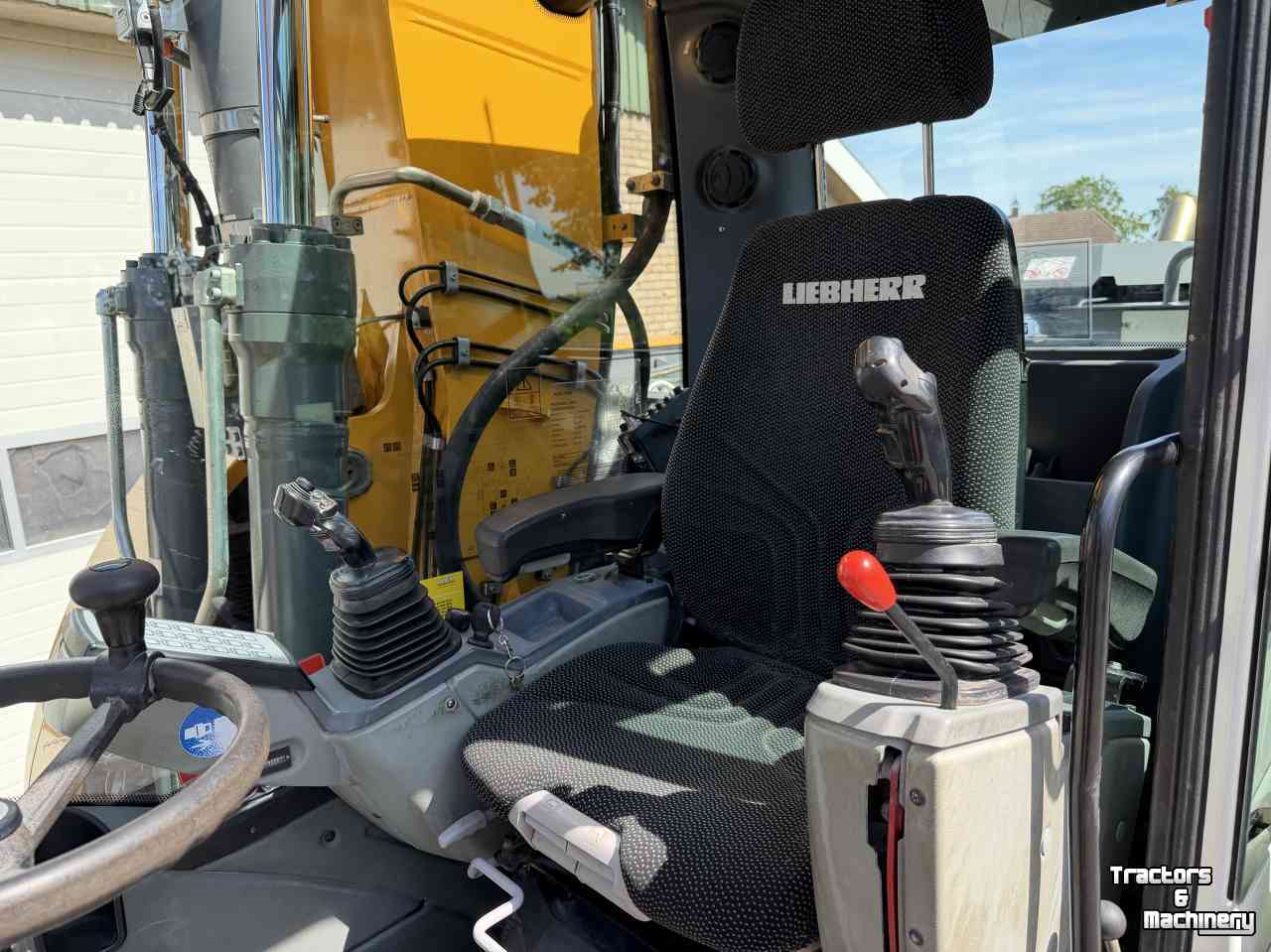 Excavator mobile Liebherr A914 met Draaikantelstuk