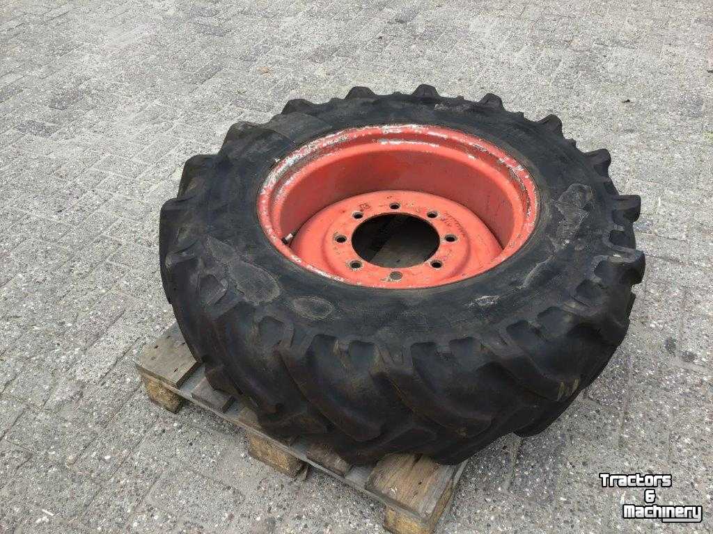 Wheels, Tyres, Rims & Dual spacers Stomil 13.6 R24 Kormoran op 8 gaats velg