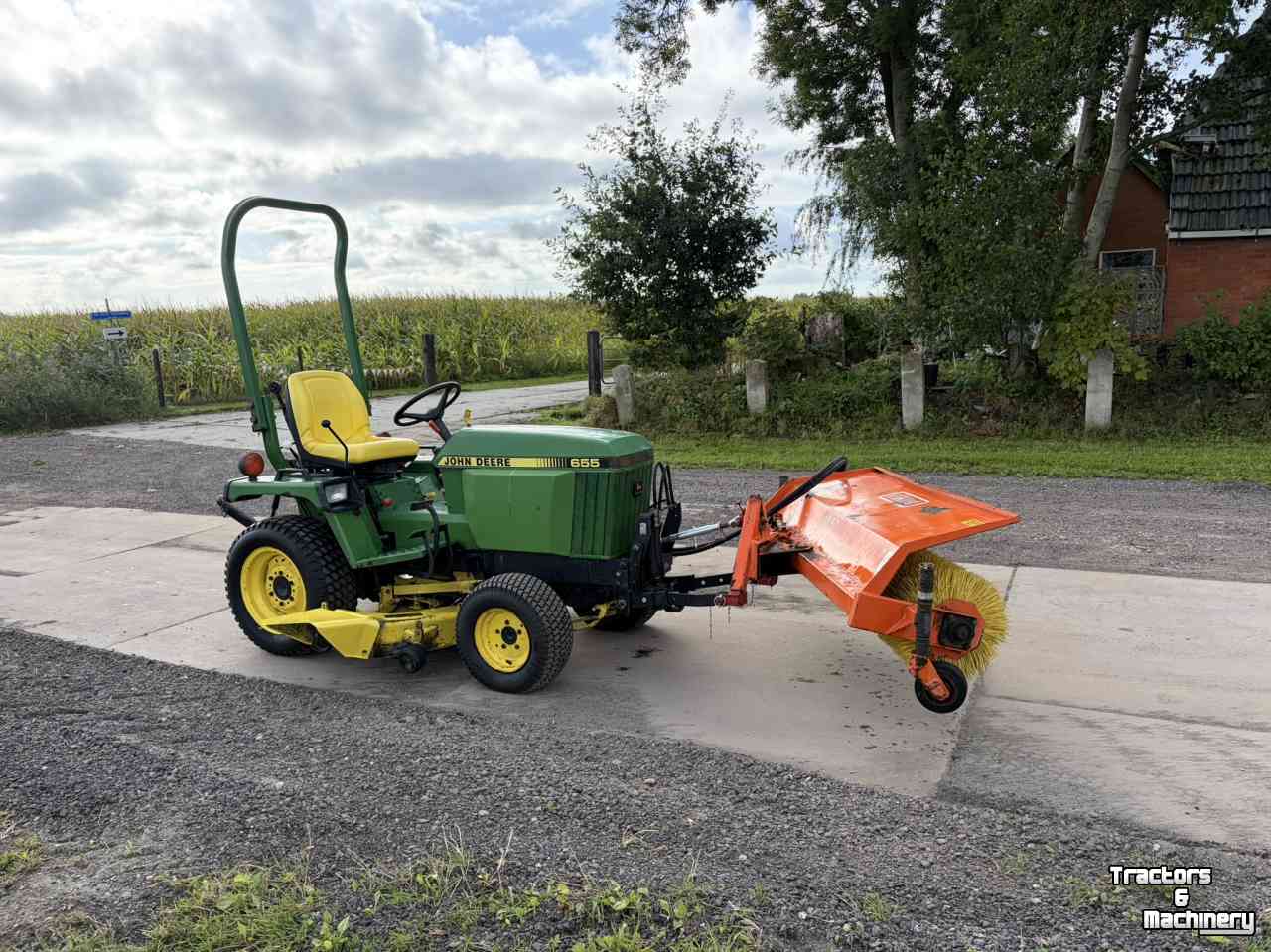 Horticultural Tractors John Deere 655 Diesel 4wd met maaidek fronthef en veegmachine