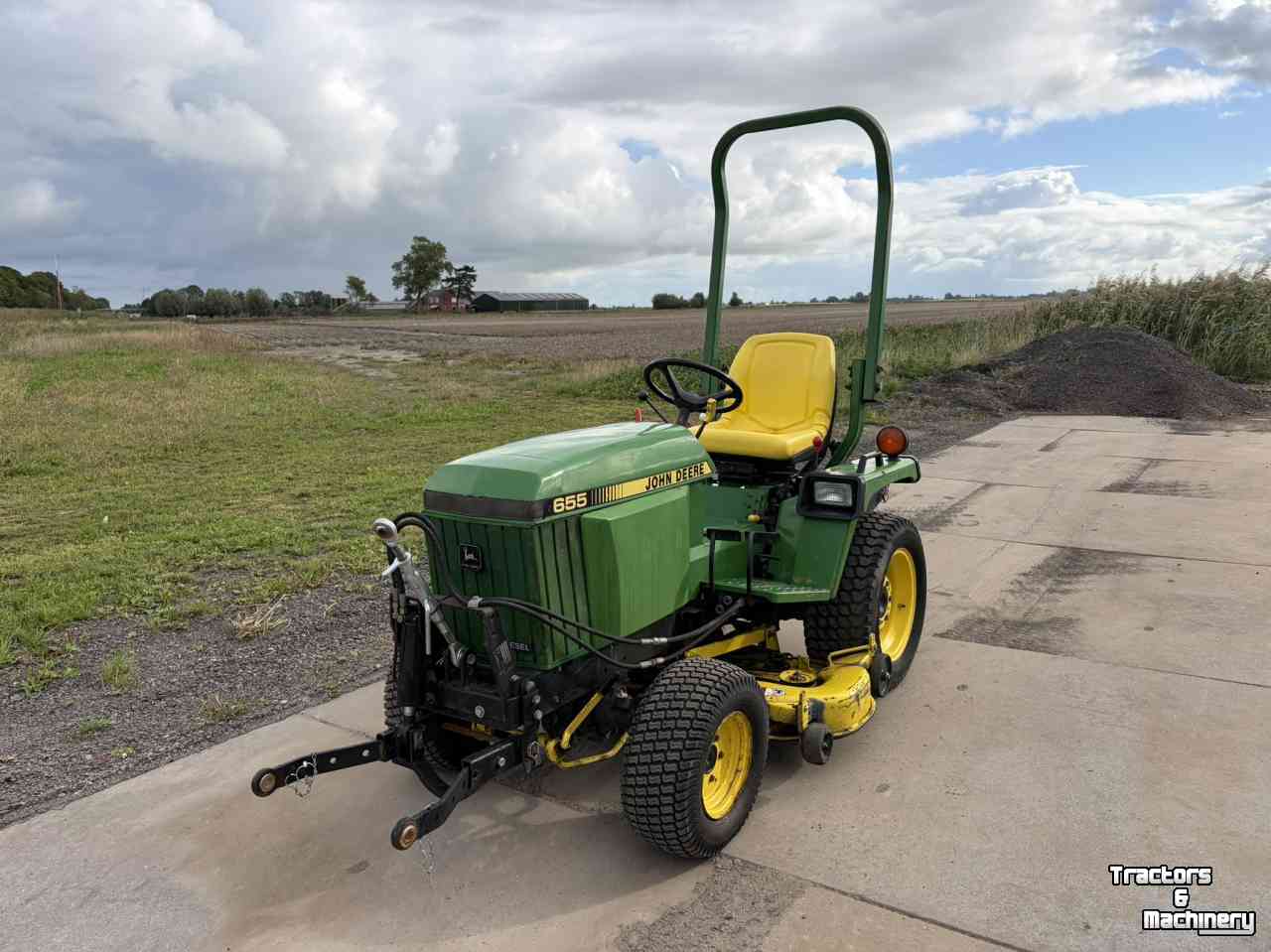 Horticultural Tractors John Deere 655 Diesel 4wd met maaidek fronthef en veegmachine
