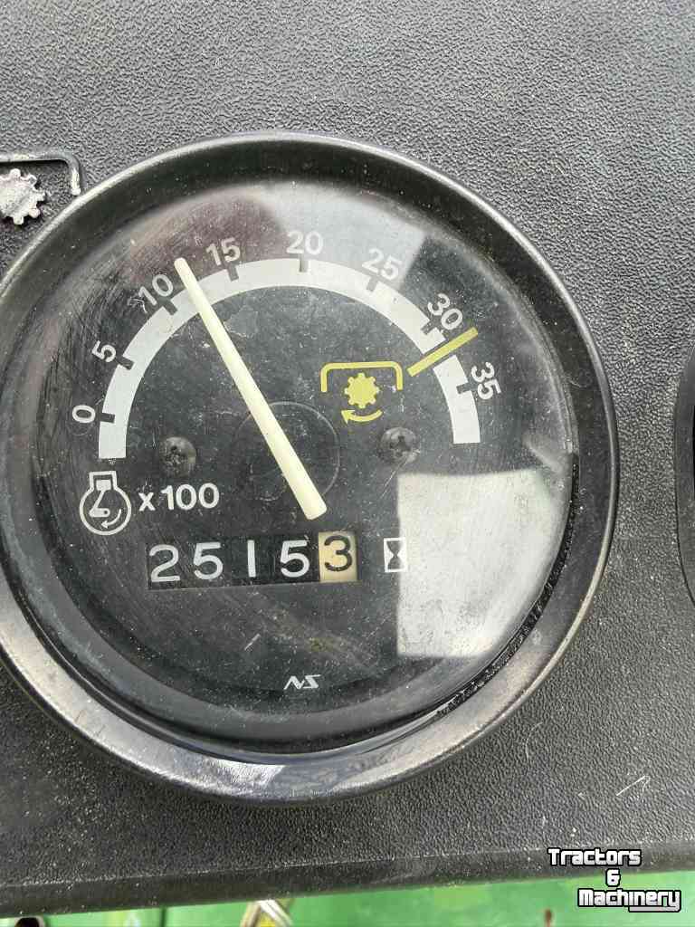 Horticultural Tractors John Deere 655 Diesel 4wd met maaidek fronthef en veegmachine