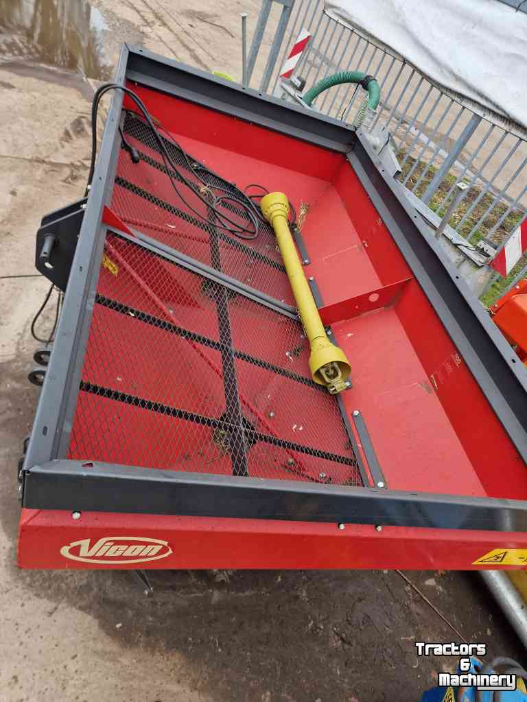 Fertilizer spreader Vicon Kunstmeststrooier gedragen