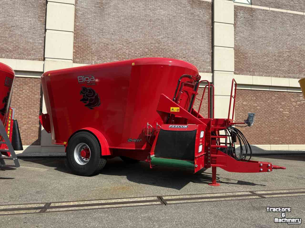 Vertical feed mixer Peecon Lowliner 24m³