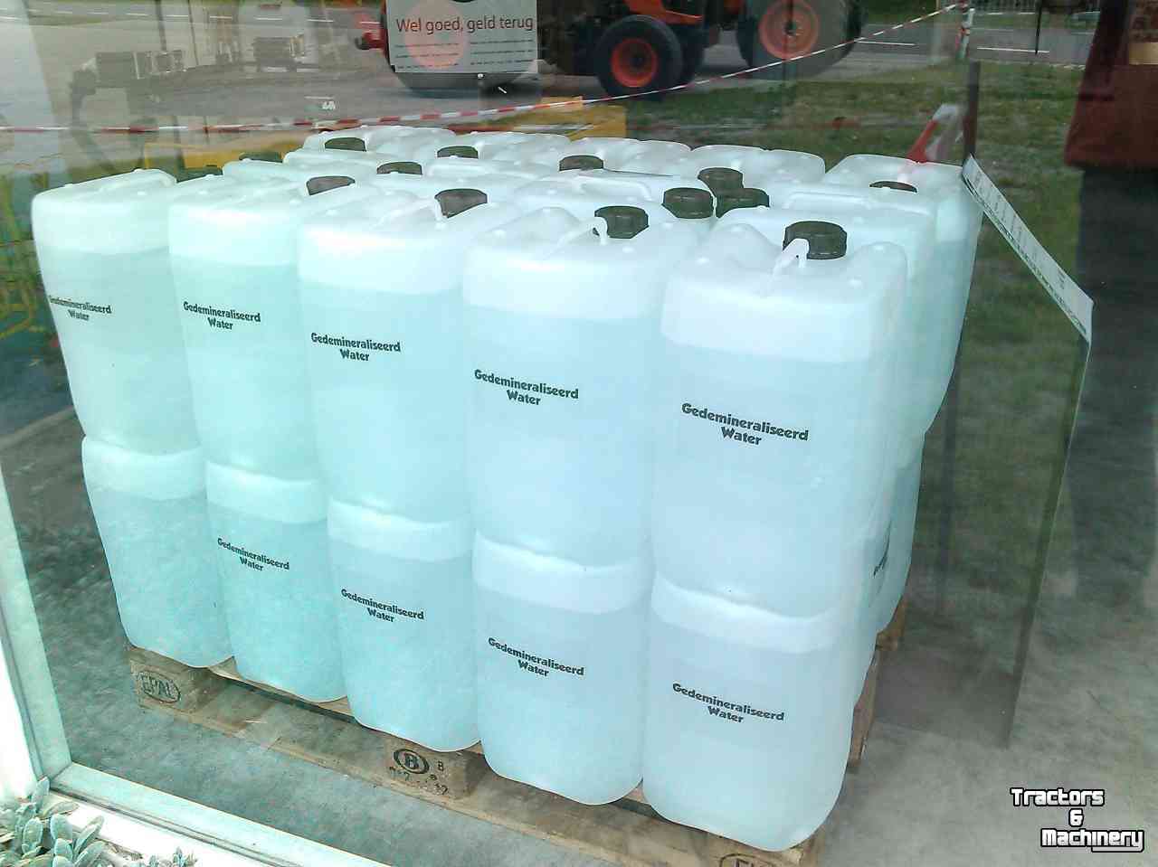 Other transport and industrial equipment and accessories  gedemineraliseerd water, demi water, accu water 20 of 1000 liter vaten