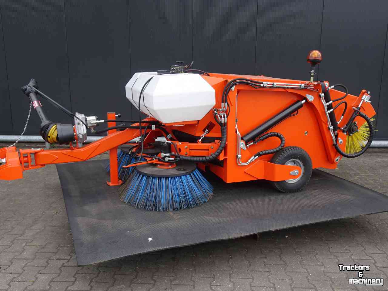 Sweepers and vacuum sweepers Hofstede Citycleaner Stads reiniging fiets voetpad veegmachine reiniger