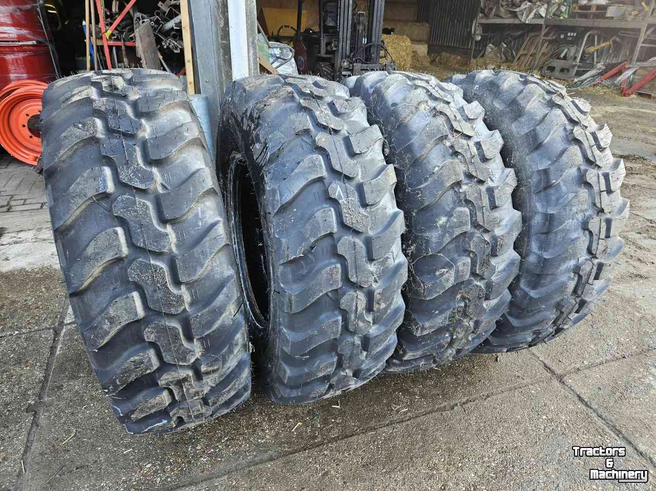 Wheels, Tyres, Rims & Dual spacers Dunlop 405/70R24 SP-T9