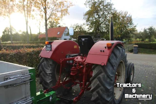 Tractor International met handkoppeling voor aftakas