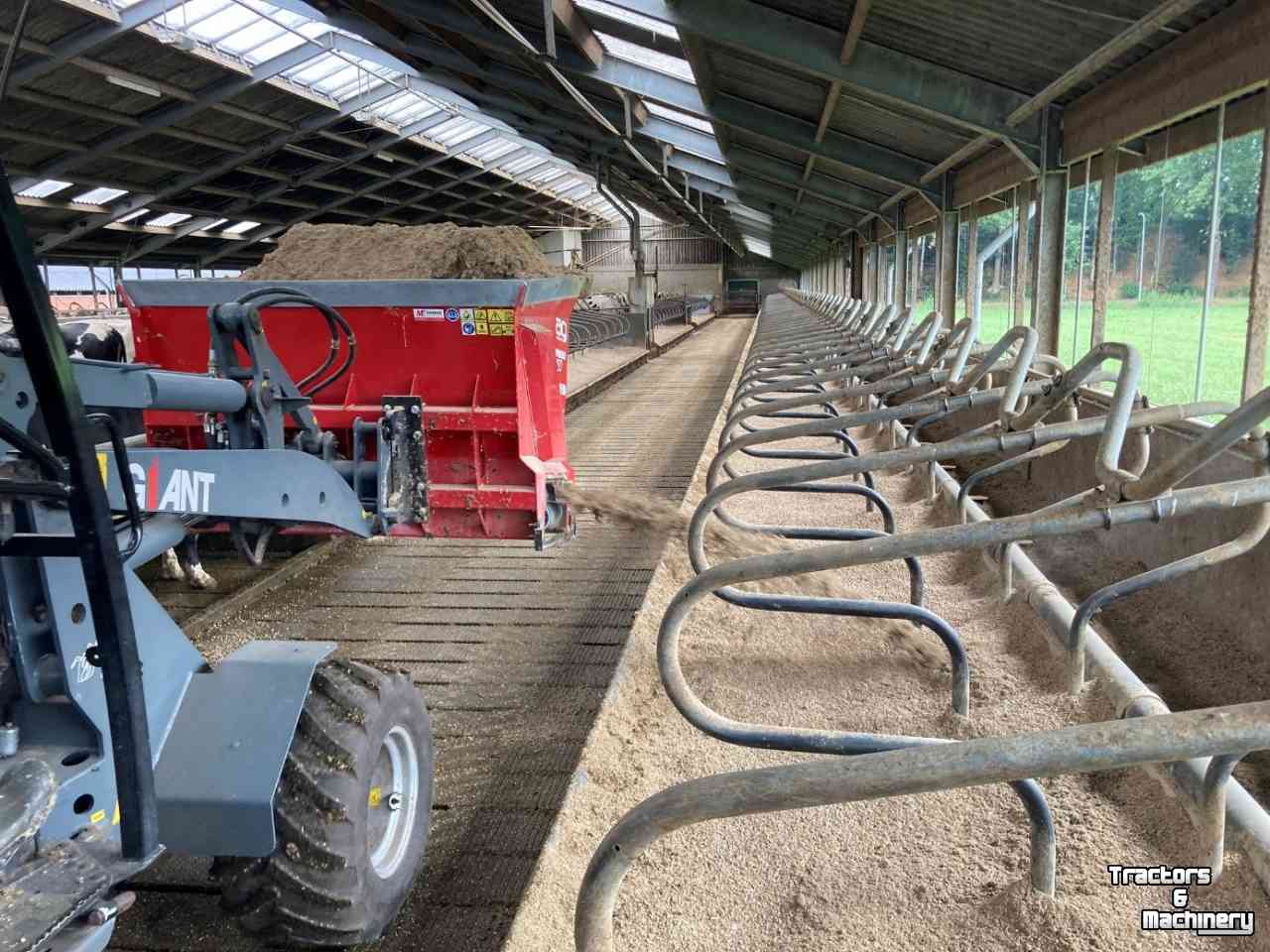 Sawdust spreader for boxes AG Hybrid-MKII (Boxenstrooier, zaagsel, strooier, instrooier, diepstrooisel)