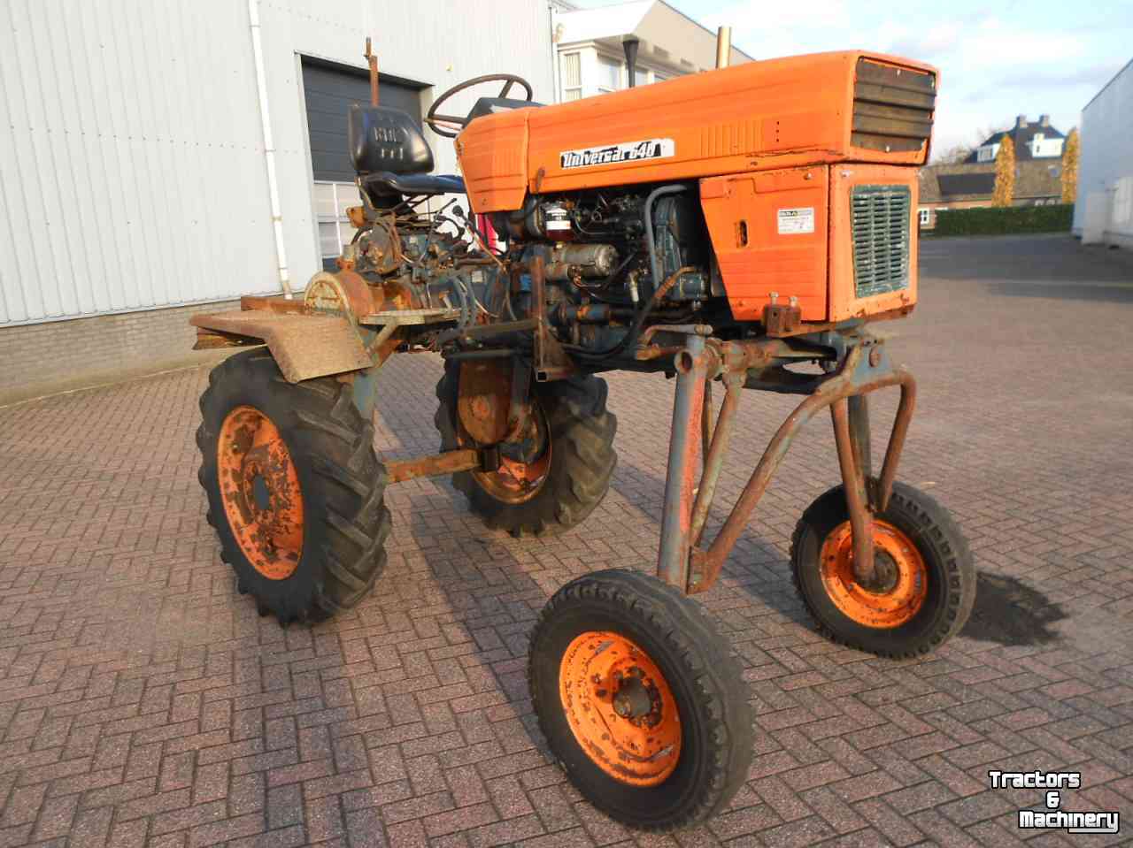 Tractor Universal 640