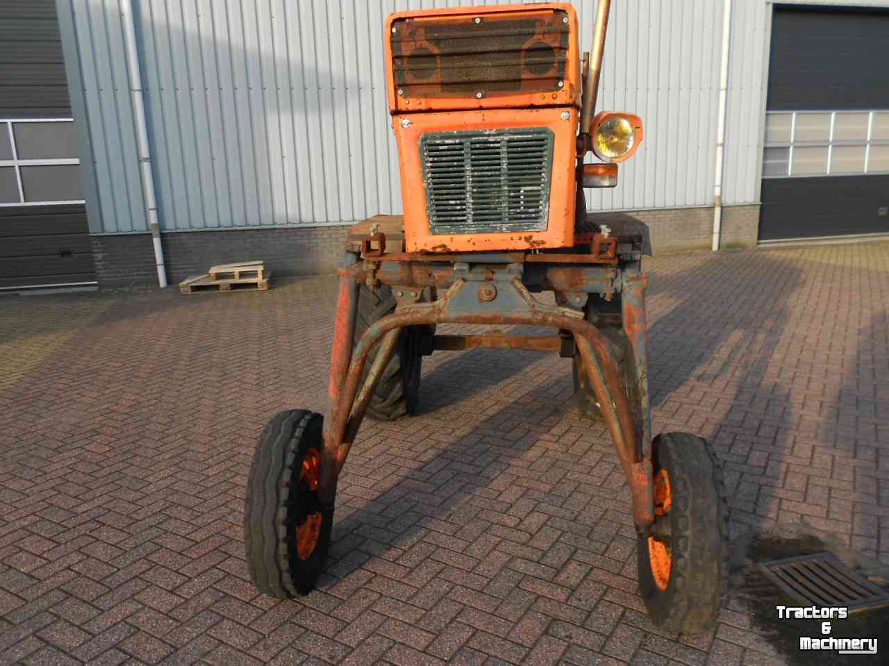Tractor Universal 640