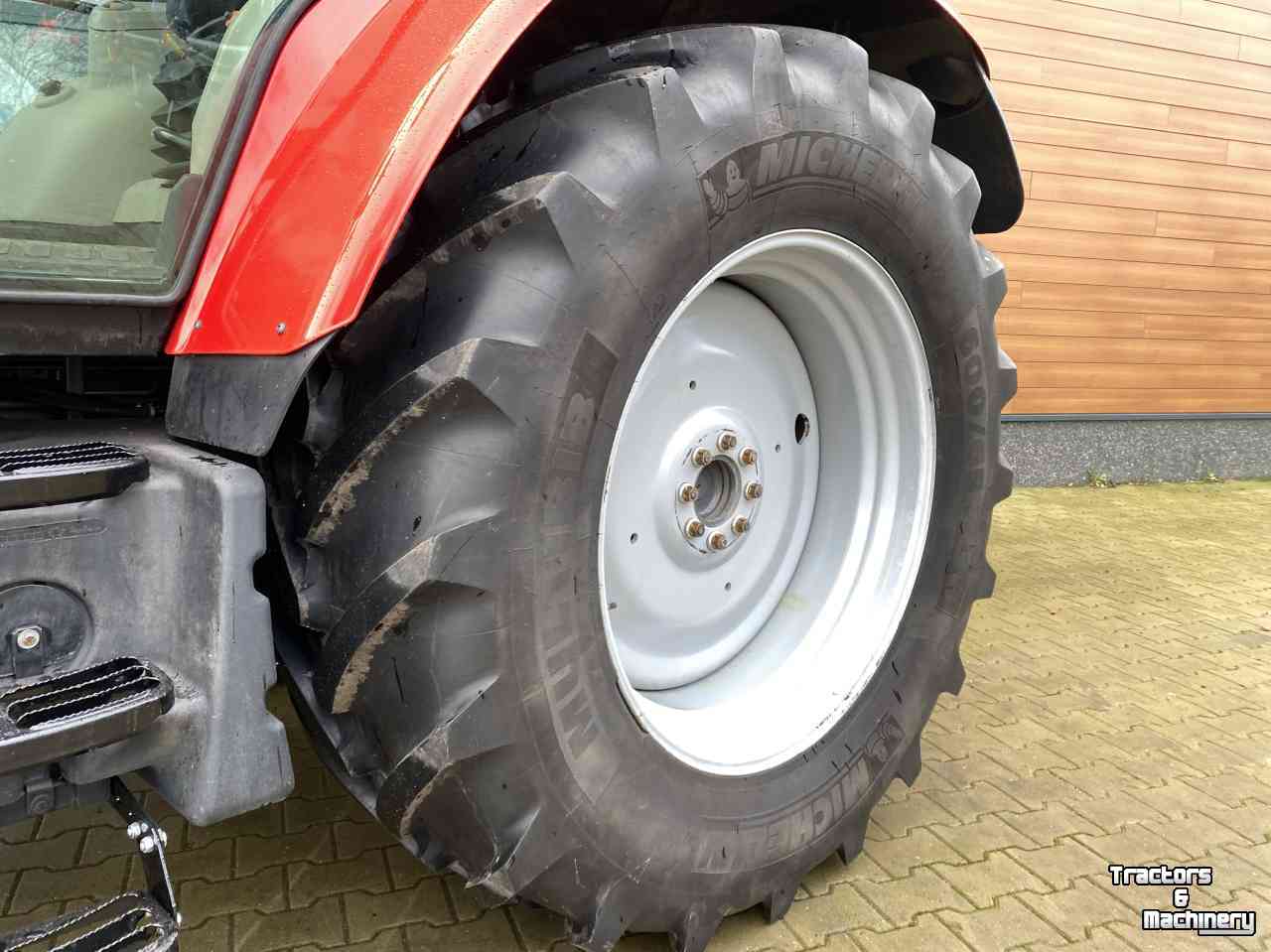 Tractors Massey Ferguson 5713S Dyna-4 Efficiënt + FL 4018 voorlader