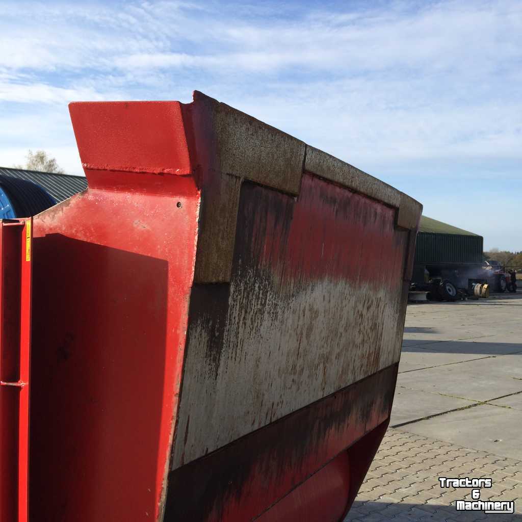 Silage-block distribution wagon Schuitemaker Amigo 30 S met messenset op wals