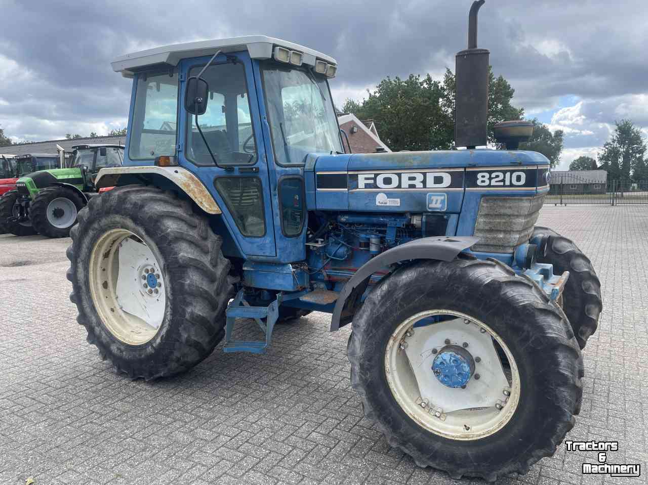 Tractor Ford 8210 II ZF-4WD, Dual Power 16-speed, cab + airco !!