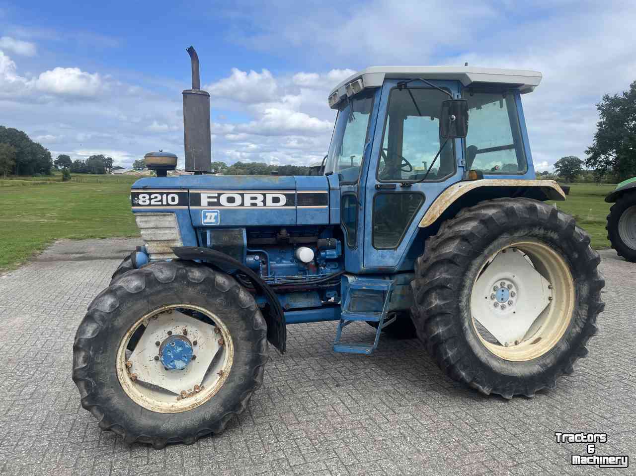 Tractor Ford 8210 II ZF-4WD, DP 16+8, cab + airco !!