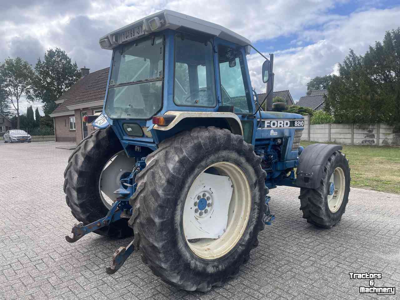 Tractor Ford 8210 II ZF-4WD, DP 16+8, cab + airco !!