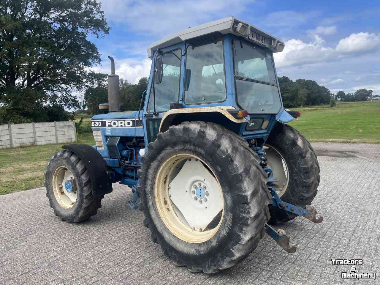 Tractor Ford 8210 II ZF-4WD, Dual Power 16-speed, cab + airco !!