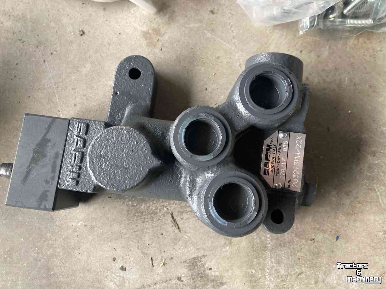 Diverse new spare-parts Kubota Hydraulisch aanhangwagenremventiel M6060/ M6070