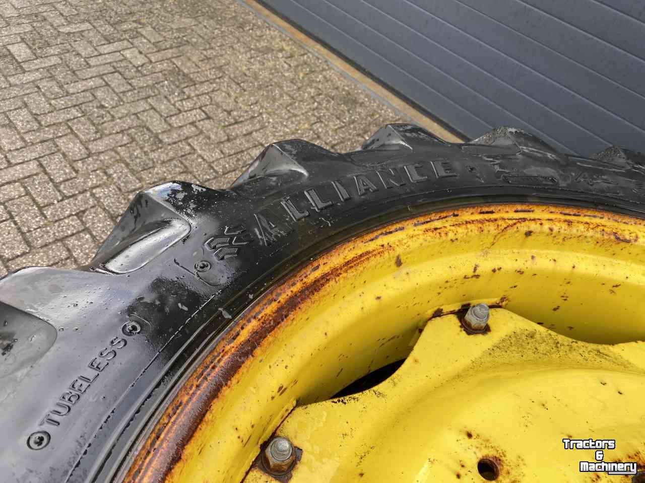 Wheels, Tyres, Rims & Dual spacers Alliance 11.2R32 en 12.4R46 op velg