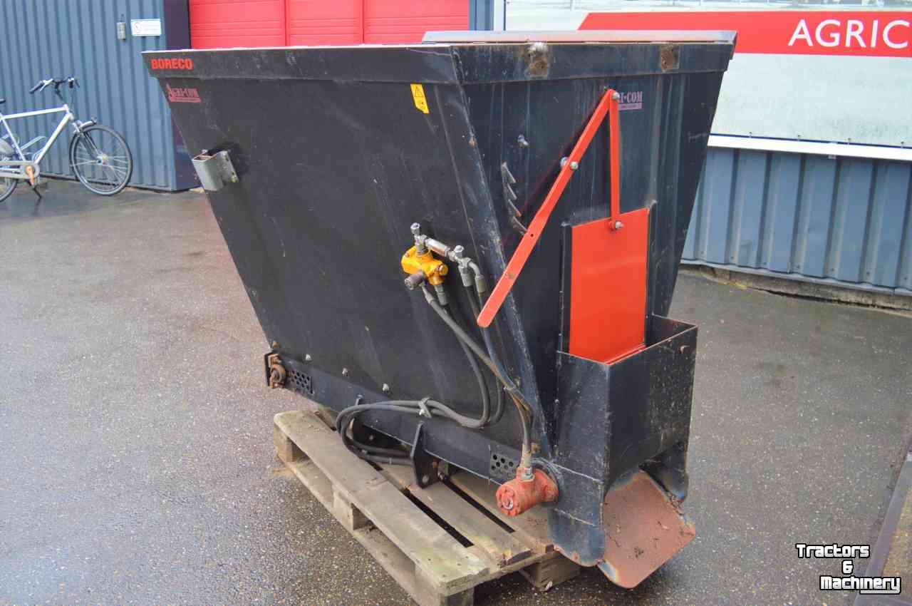 Sawdust spreader for boxes Boreco Agricom Instrooimachine