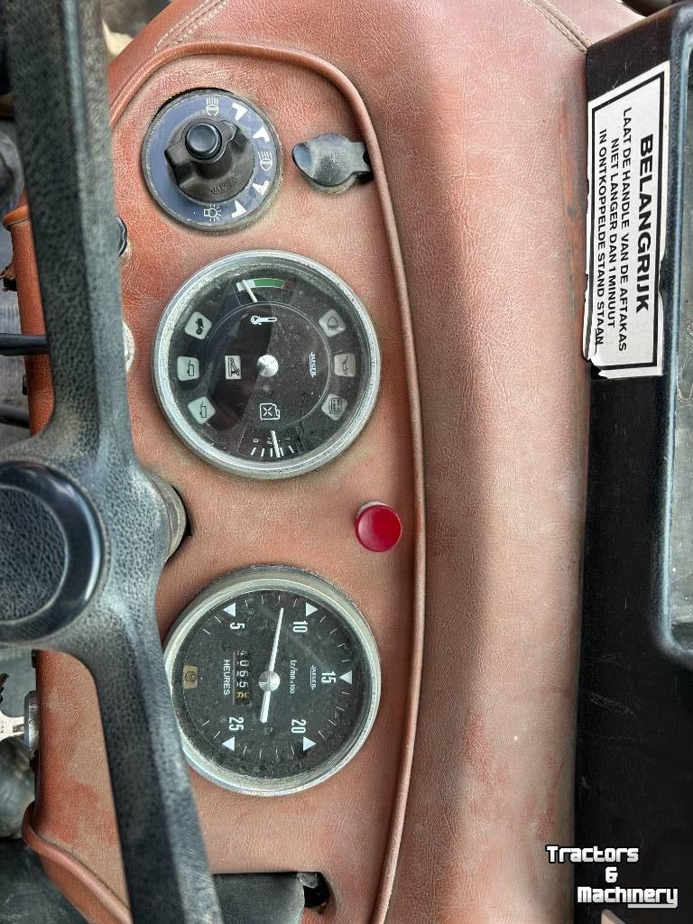 Tractor Renault 551