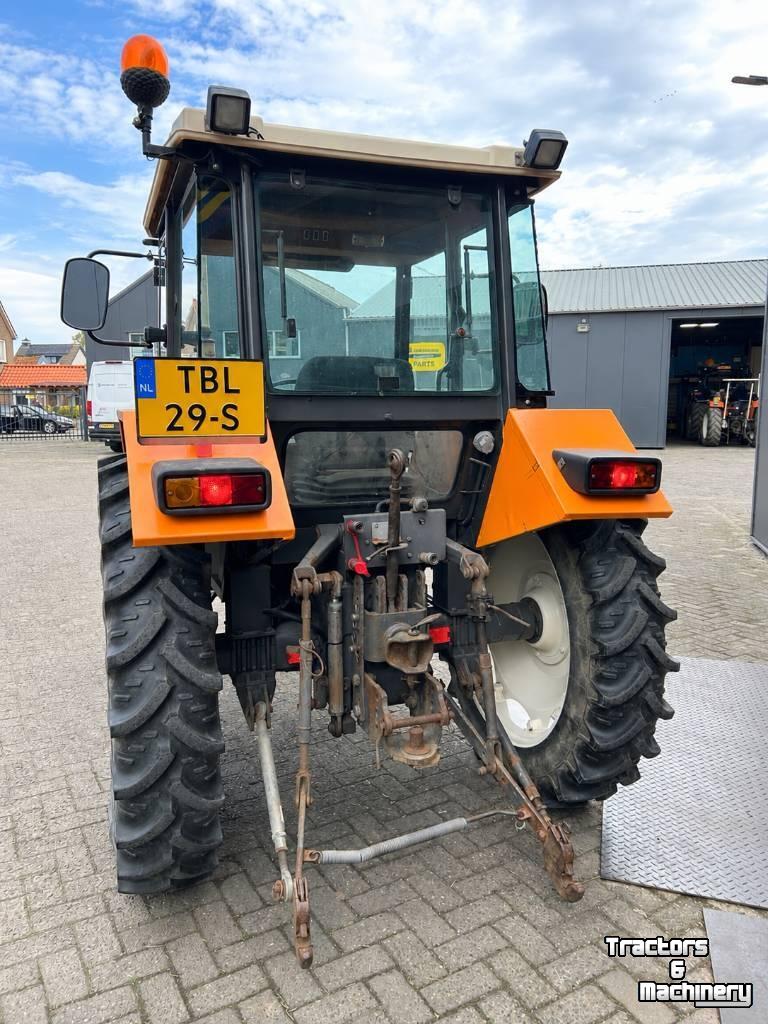 Tractor Renault 551