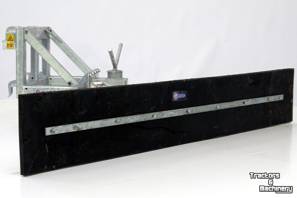 Rubber yard scraper Qmac 240 MECH SCHUIN SCHAFFER BORD