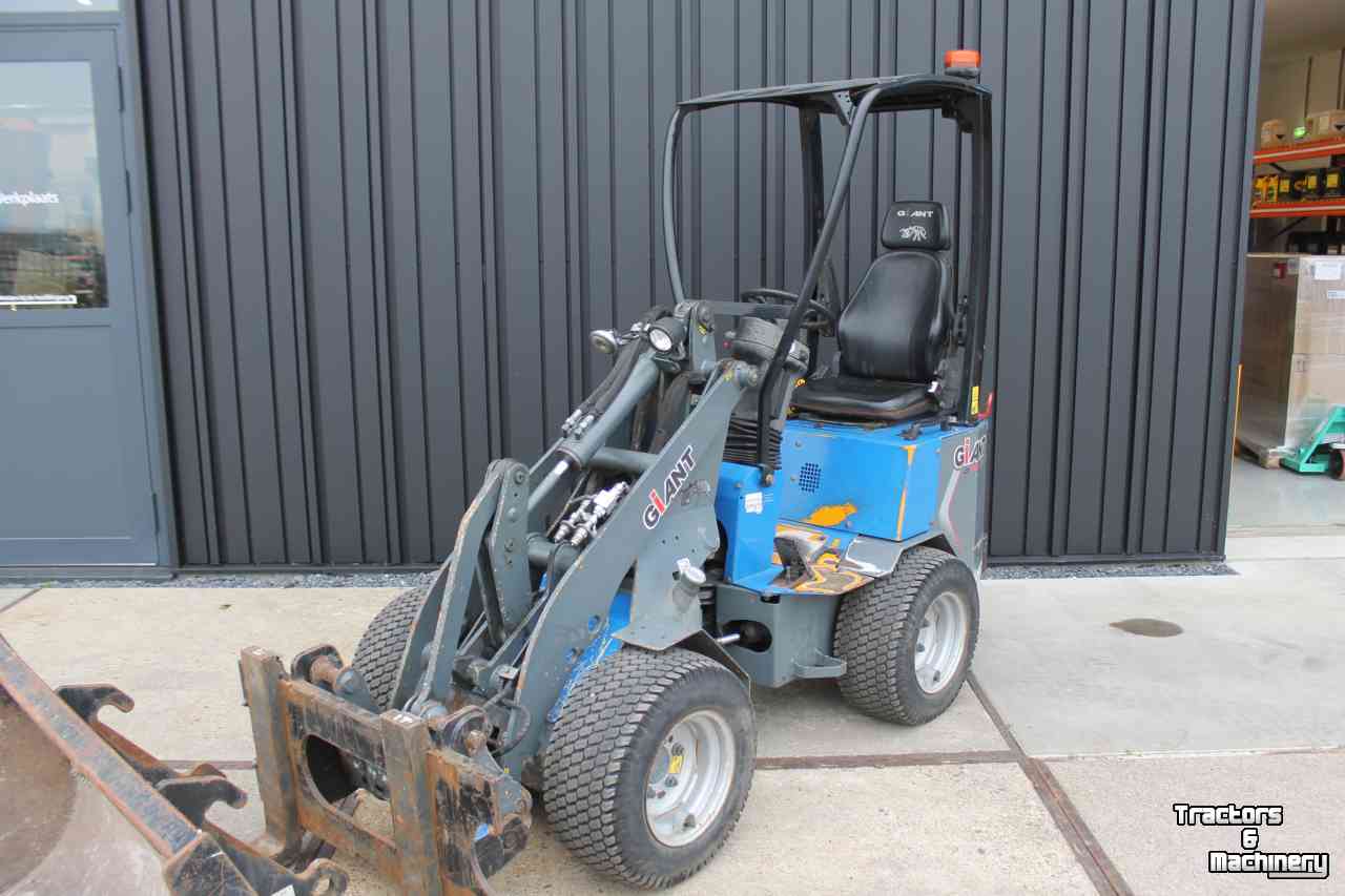 Wheelloader Giant D204SW minishovel wiellader puinriek en palletvork