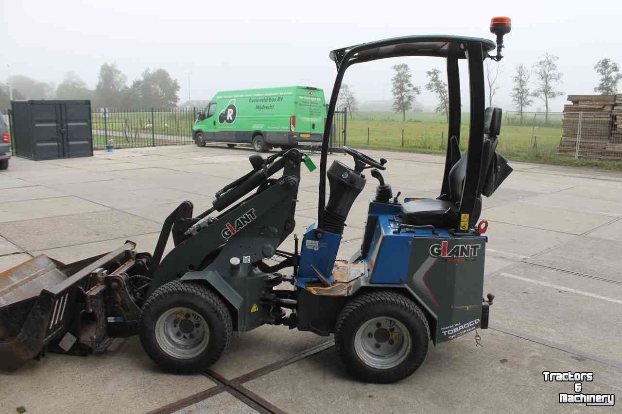 Wheelloader Giant D204SW minishovel wiellader puinriek en palletvork