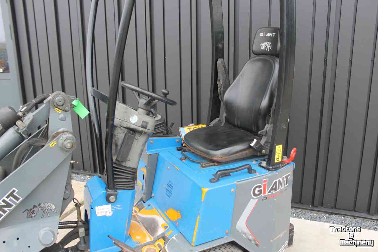 Wheelloader Giant D204SW minishovel wiellader puinriek en palletvork