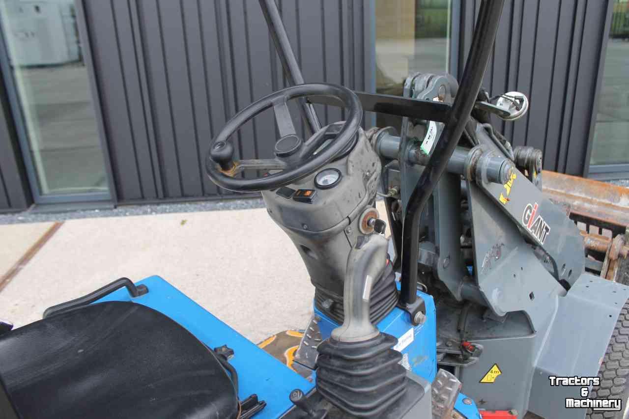 Wheelloader Giant D204SW minishovel wiellader puinriek en palletvork