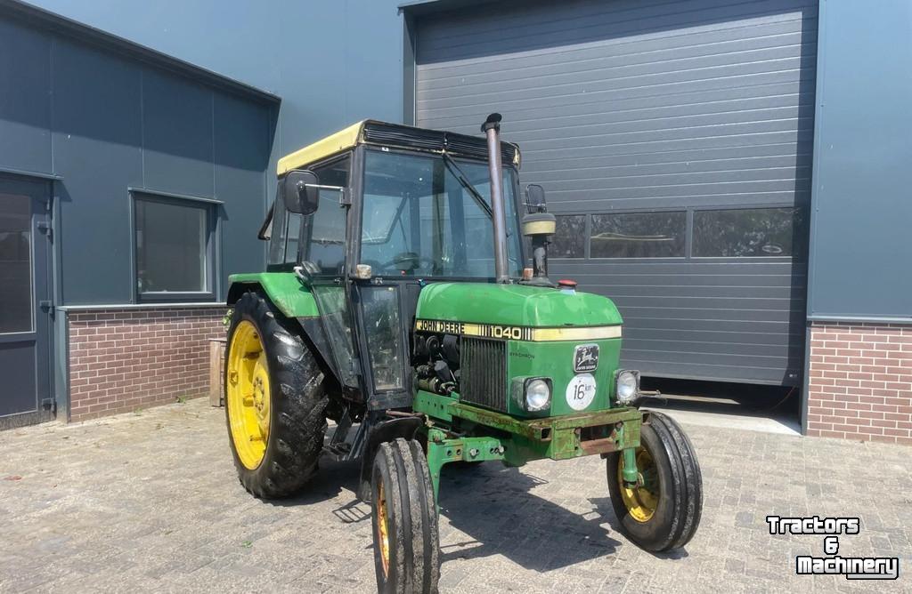 Tractor John Deere 1130 met voorlader en 1040 - beide 2wd en kenteken fendt ford international