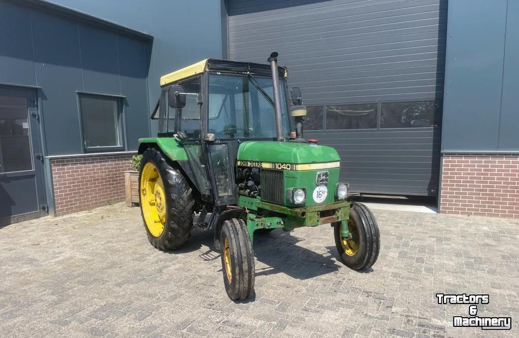 Tractor John Deere 1130 met voorlader en 1040 - beide 2wd en kenteken fendt ford international