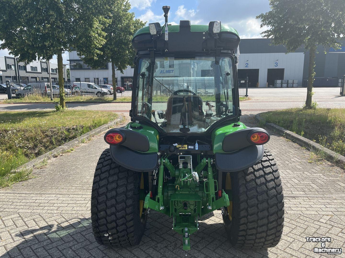 Small-track Tractor John Deere 4066R