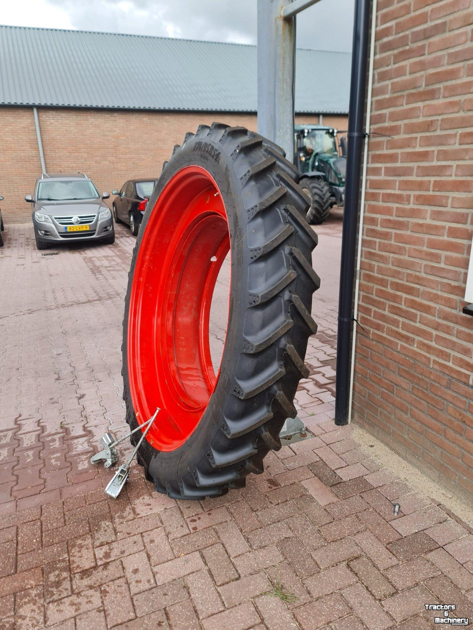 Wheels, Tyres, Rims & Dual spacers  DUBBELLUCHT 270/85R54 NAAST 650/65R42