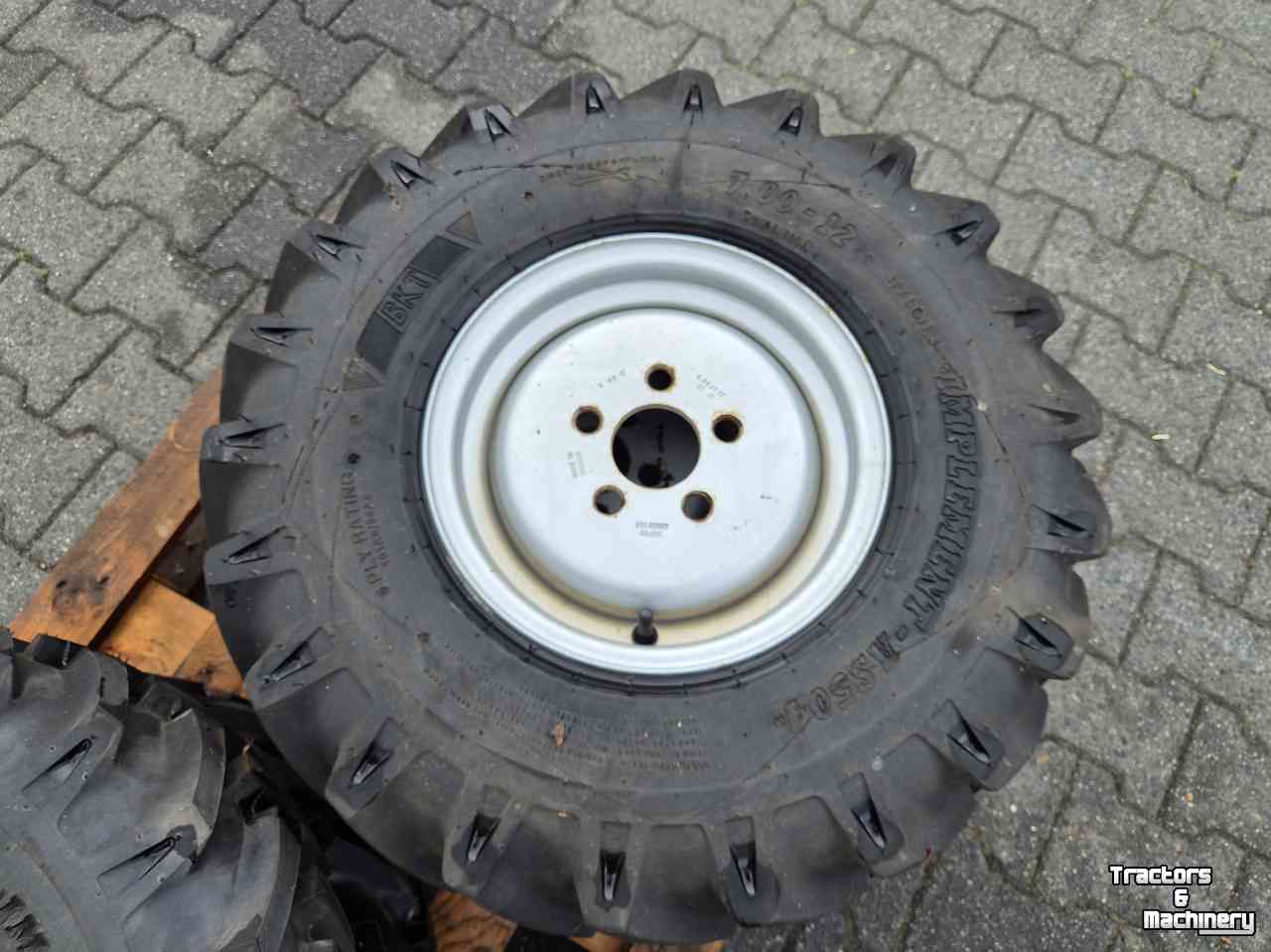 Wheels, Tyres, Rims & Dual spacers BKT 4x BKT 7.00-12 met velg