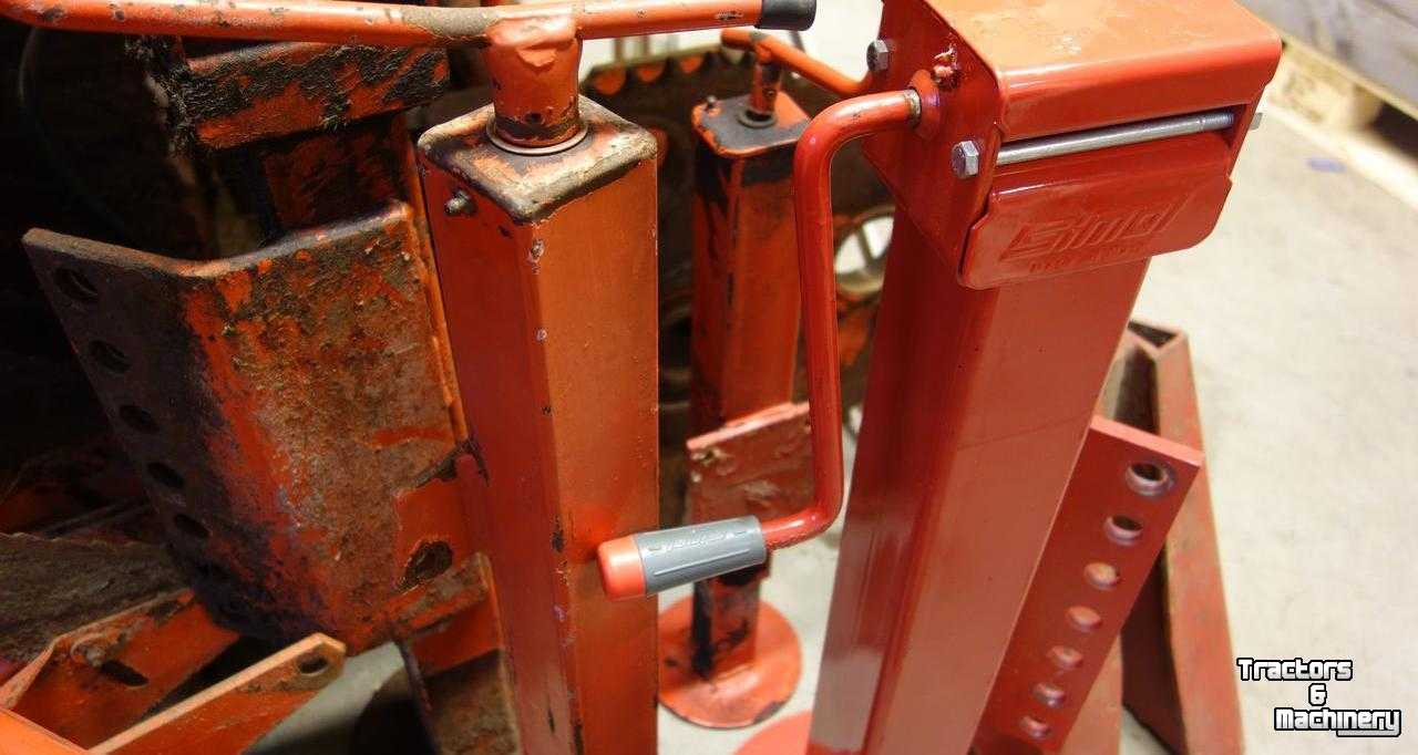 Diverse used spare-parts Trioliet Steunpoten