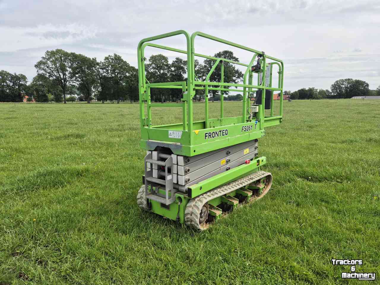 Articulated platforms  Fronteq FS0610T Schaar hoogwerker rups