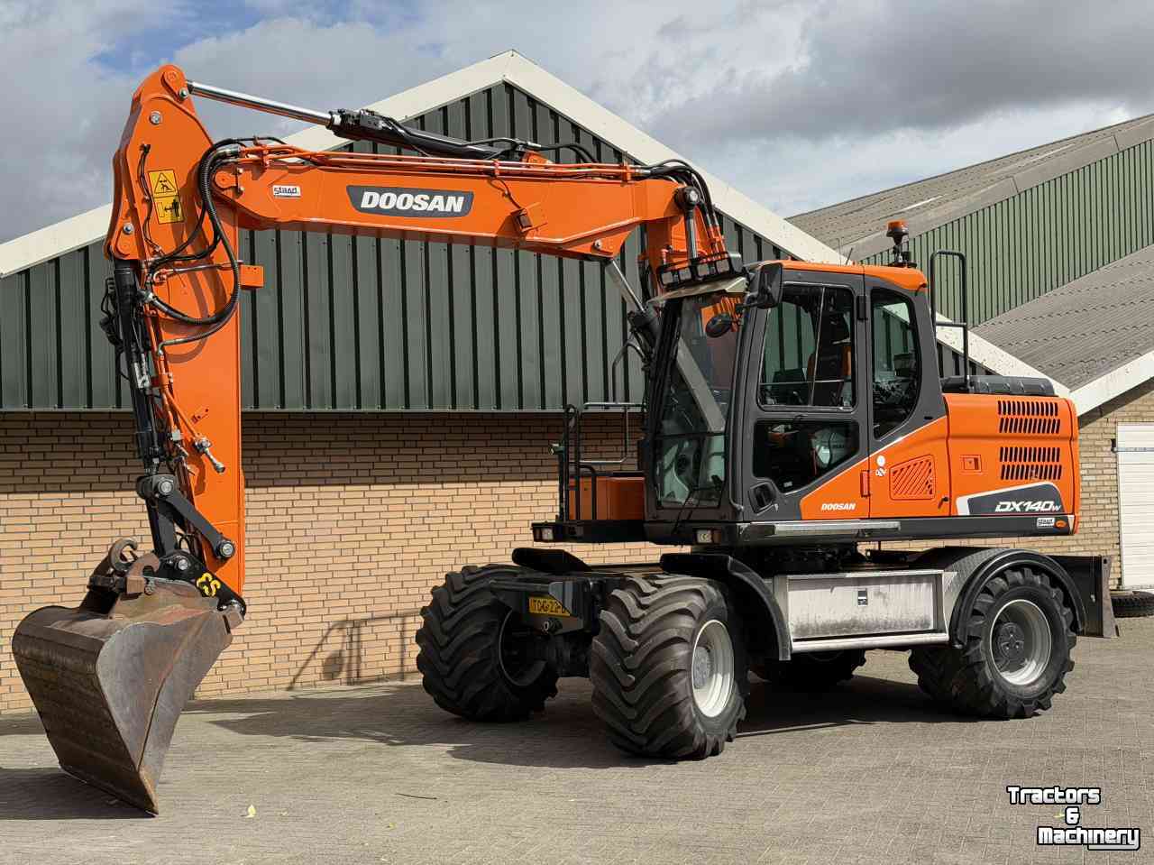 Excavator mobile Doosan DX140w-5