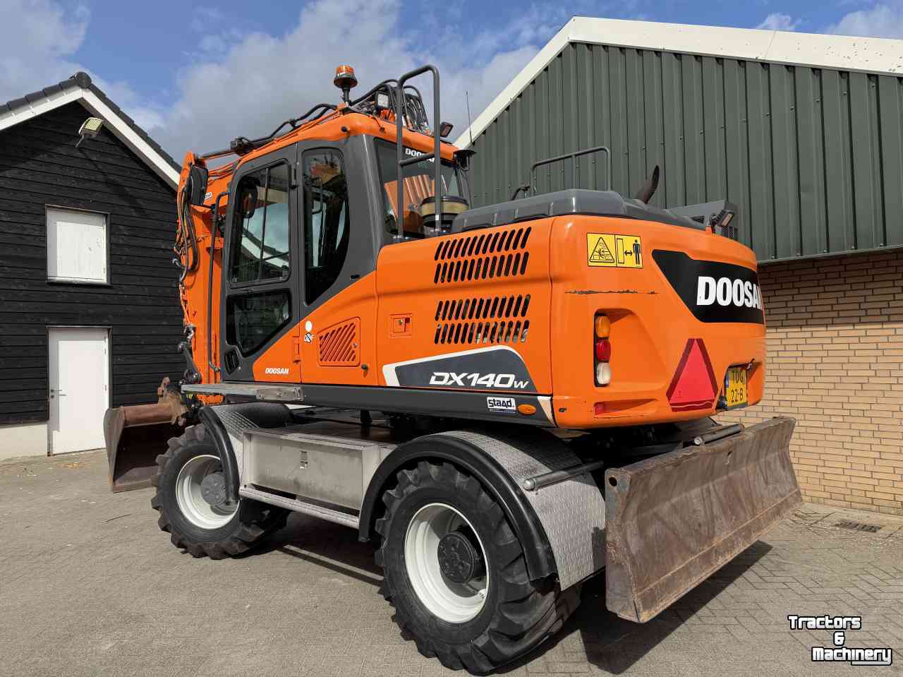 Excavator mobile Doosan DX140w-5