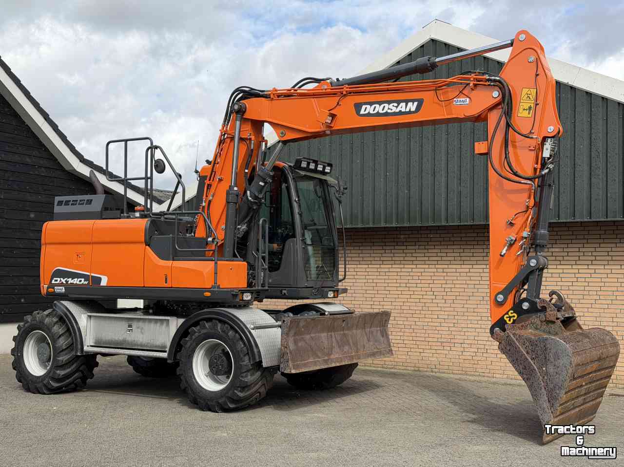 Excavator mobile Doosan DX140w-5