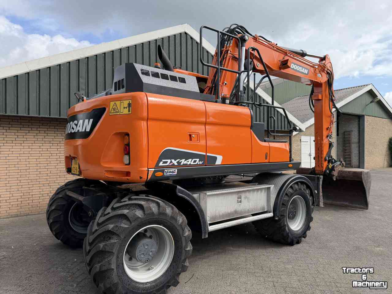 Excavator mobile Doosan DX140w-5