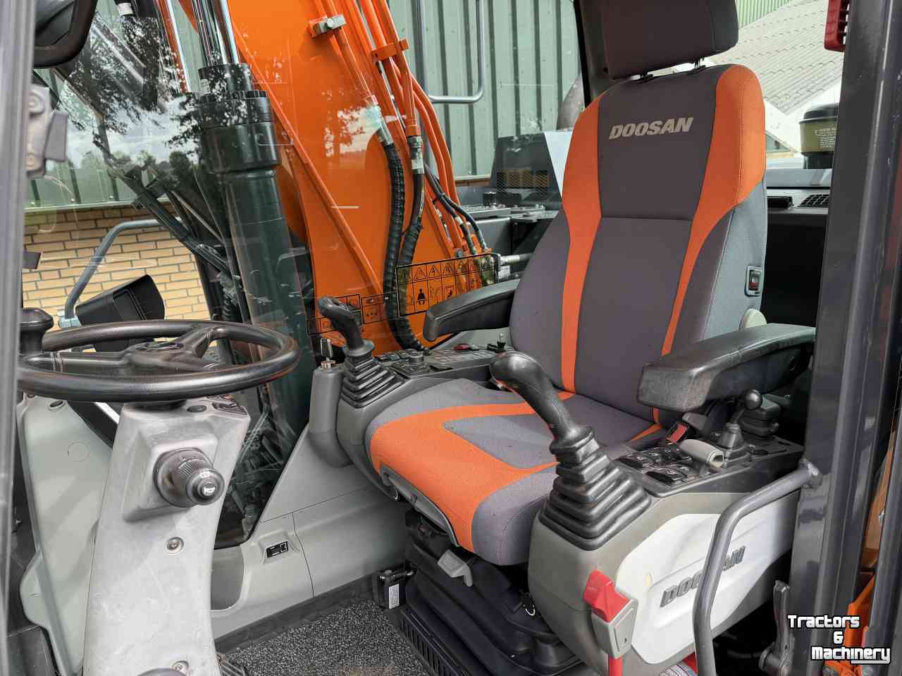 Excavator mobile Doosan DX140w-5
