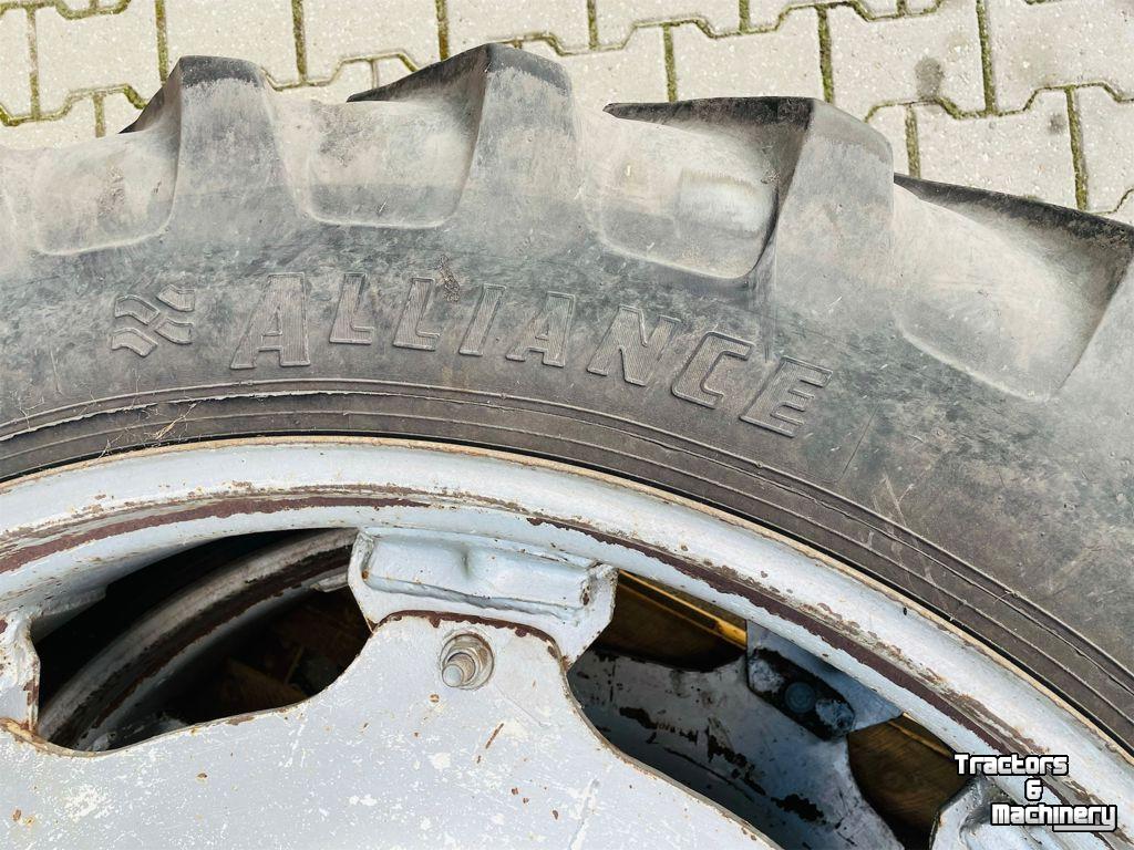 Wheels, Tyres, Rims & Dual spacers  12.4x46 op velg CNH set!