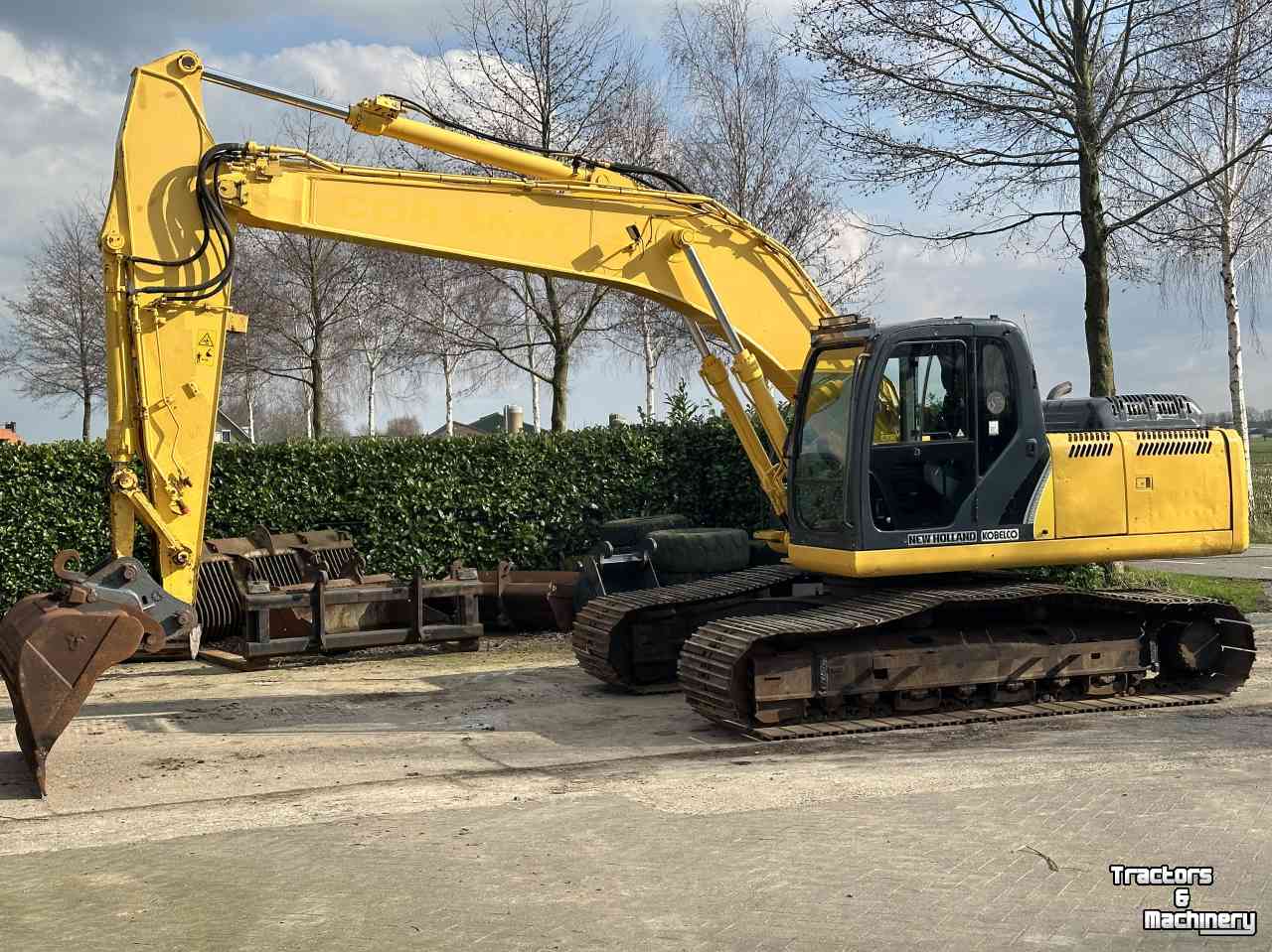 Excavator tracks New Holland E215