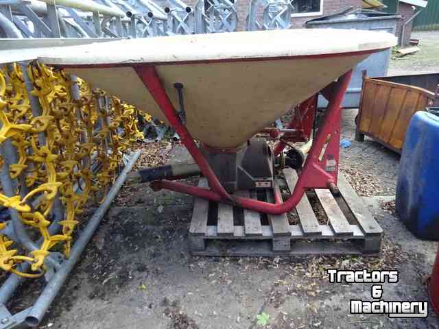 Fertilizer spreader Vicon pendelstrooier