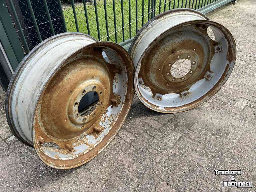 Wheels, Tyres, Rims & Dual spacers Case-IH 11w x 38, set velgen afkomstig van een 856XL, 2 verschillende modellen, ZF 8 gaats steek