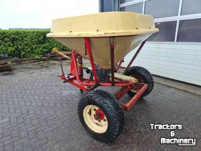 Fertilizer spreader Vicon Pendelstrooier