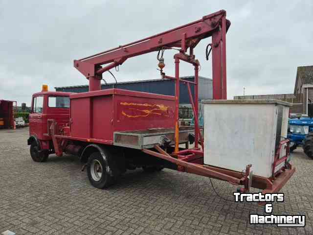 Truck Mercedes Benz LP 608 met hoogwerker.